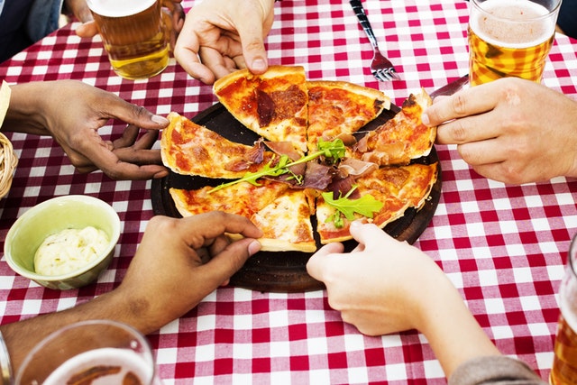 zasady jedzenia pizzy według savoir vivre