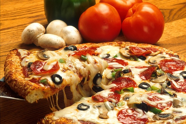 Czym różni się pizza włoska od polskiej i amerykańskiej?